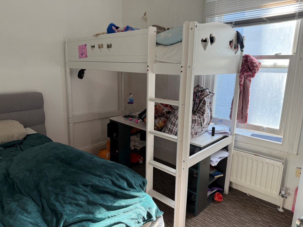 Lot: 71 - THREE-BEDROOM FLAT FOR INVESTMENT CLOSE TO SEAFRONT - Bedroom two